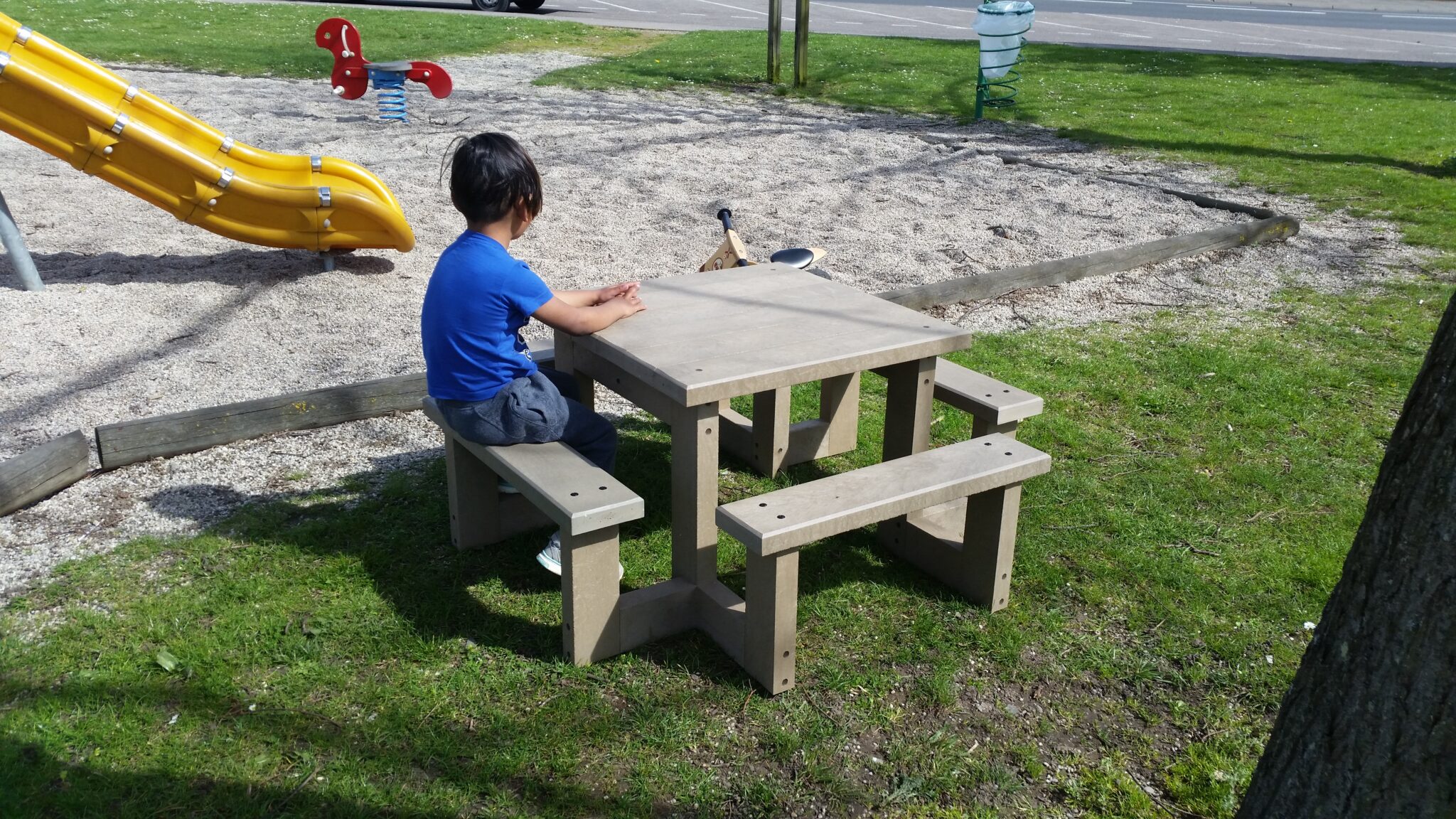 Enfant assis table parc aire de jeux