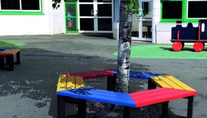 Bancs colorés autour d'un arbre, école.