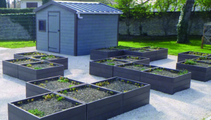Carrés potagers modulaires dans jardin contemporain.