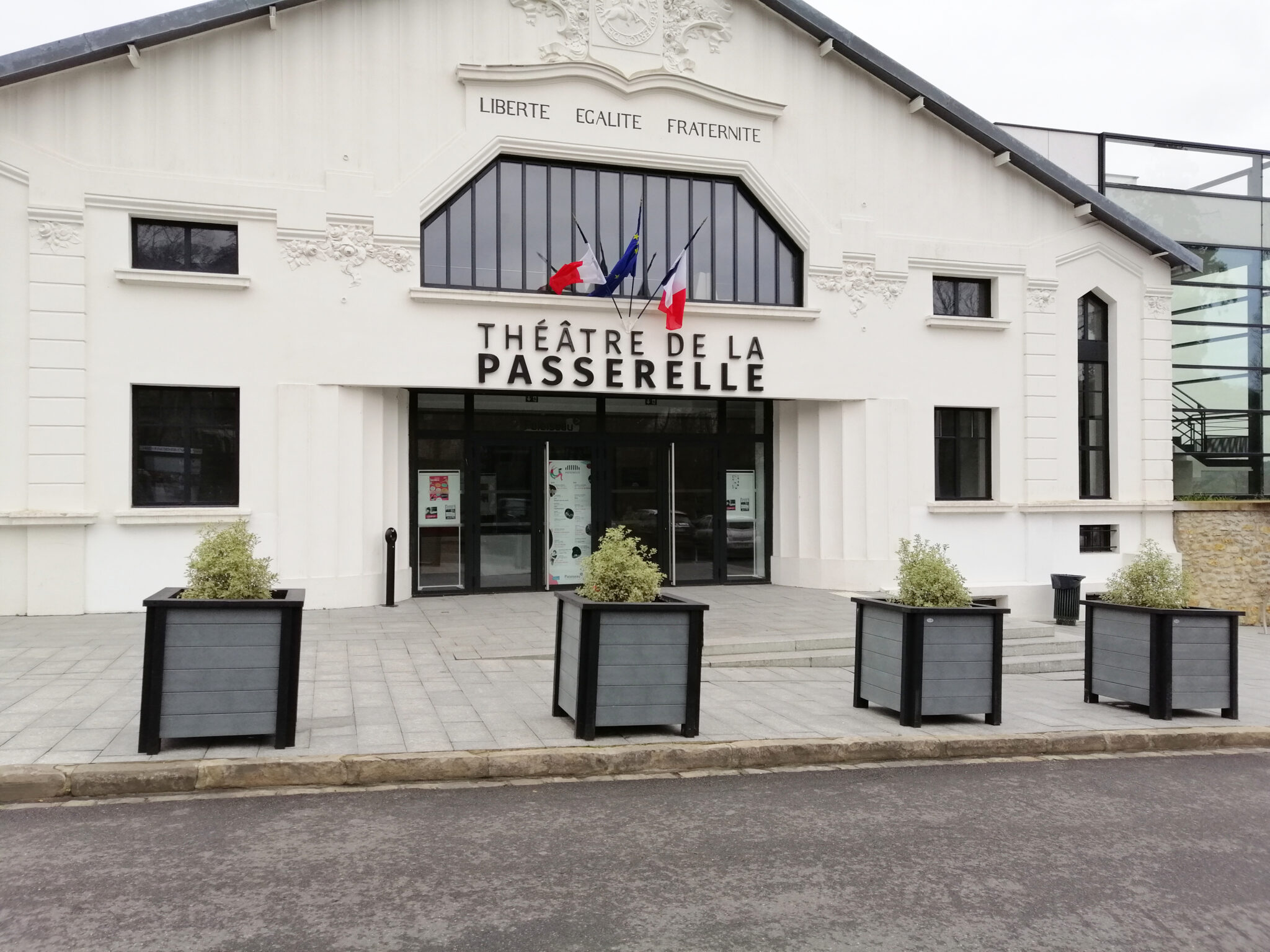 Façade du Théâtre de la Passerelle, France.