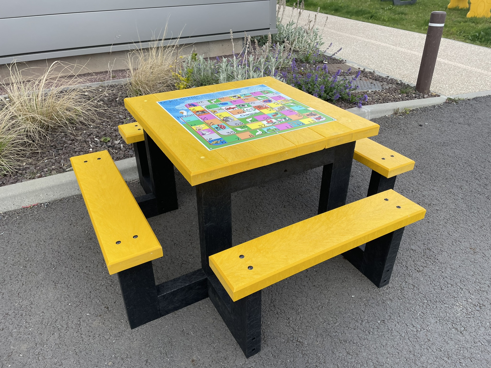 Table PimPom maternelle Jaune mobilier urbain table de jeux pour enfant